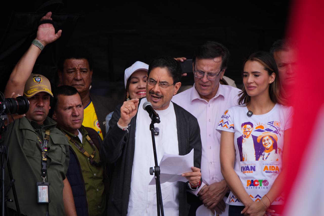 Iván Cepeda, candidato del Pacto Histórico, desde la Plaza de Bolívar el 1° de mayo.