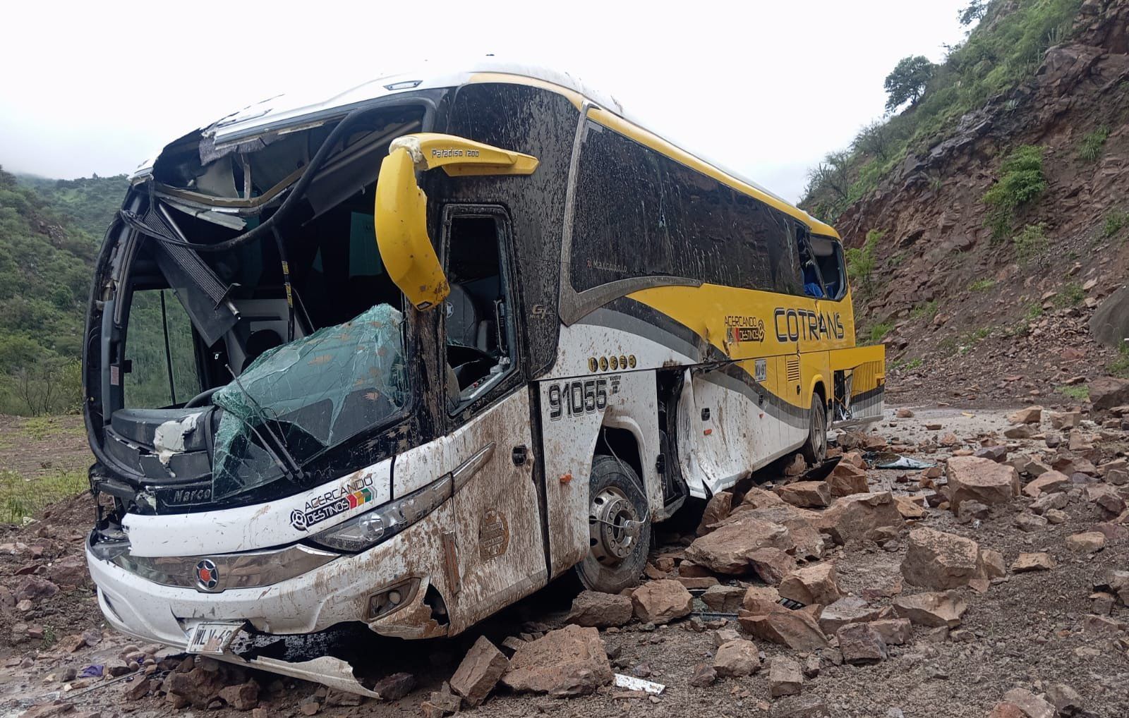 Comunidad del sector Peña Colorada ayudó a evacuar a los pasajeros del bus Cotrans afectado por el derrumbe.