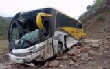 Una roca cayó sobre un bus en Enciso, Santander: un muerto y un herido