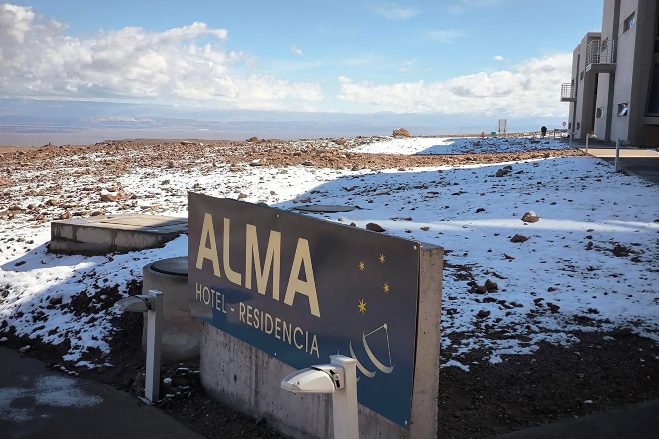 This handout picture released by the ALMA Observatory in the Atacama Desert shows snowfall at dawn, a phenomenon that had not occurred in 10 years, in Atacama, northern Chile, on June 26, 2025. (Photo by S. DONAIRE / ALMA / AFP) / RESTRICTED TO EDITORIAL USE - MANDATORY CREDIT "AFP PHOTO / ALMA OBSERVATORY" - NO MARKETING NO ADVERTISING CAMPAIGNS - DISTRIBUTED AS A SERVICE TO CLIENTS