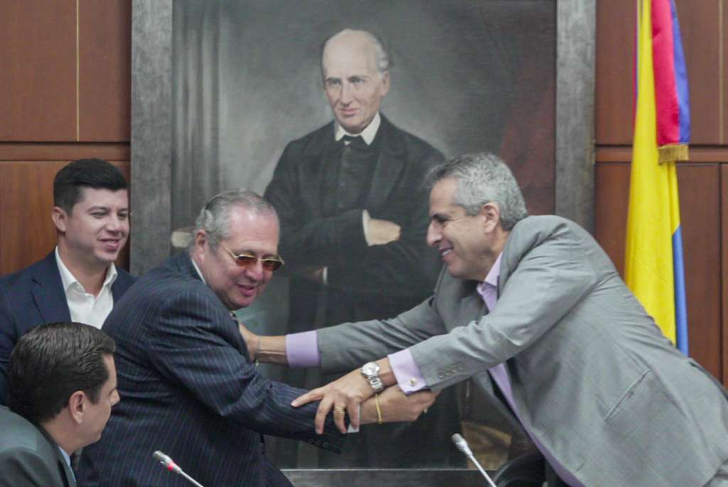 El ministro del Interior, Luis Fernando Velasco (der.), empezó su agenda de reuniones con los partidos políticos.
