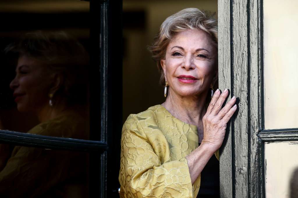 GRAFCAT7343. BARCELONA (ESPAÑA), 01/08/2022.- Fotografía de archivo fechada el 4 de noviembre de 2019 de la escritora chilena Isabel Allende mientras posa para los medios de comunicación antes de recibir el Premio Internacional de Novel Histórica Barcino, en Barcelona (España). Hija de diplomático, sobrina del derrocado presidente Salvador Allende, periodista de profesión y novelista de vocación y éxito, Isabel Allende cumple este martes 80 años en un discurrir vital que podría servir de argumento para alguno de sus numerosos libros. EFE/ Quique García/ ARCHIVO