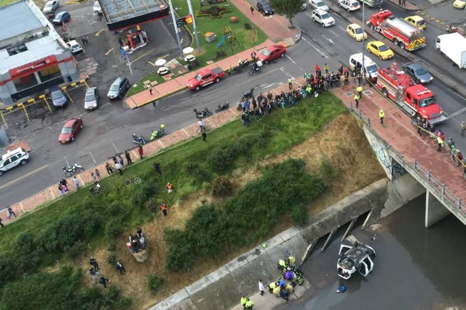 El vehículo terminó volcado en el canal Córdoba. / Tomada de Twitter @crisfe
