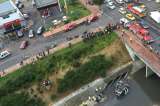 Un carro cayó a un caño en la calle 134