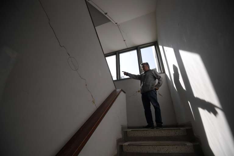 Recorrido por el departamento de Farmacia de la Universidad Nacional, sede Bogotá; se observa deterioro y grietas.