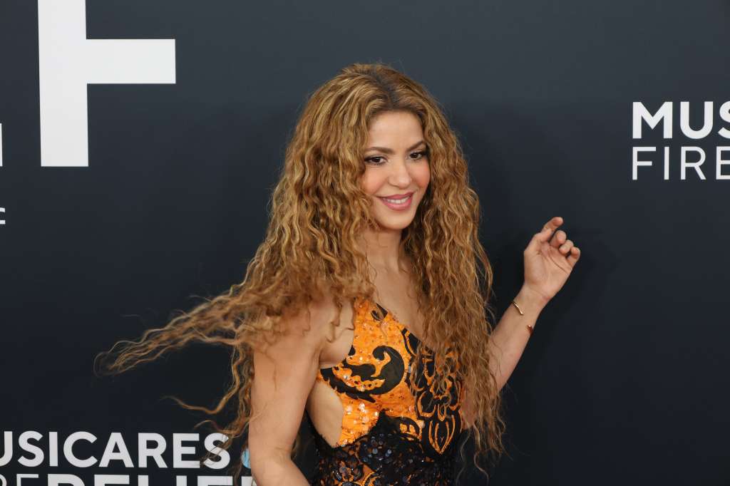 AME6271. LOS ÁNGELES (ESTADOS UNIDOS), 02/02/2025.- La cantante colombiana Shakira posa en la alfombra roja de la 67 ceremonia anual de los premios Grammy este domingo, en el Crypto.com Arena de Los Ángeles, California (EE.UU.). EFE/ Octavio Guzmán