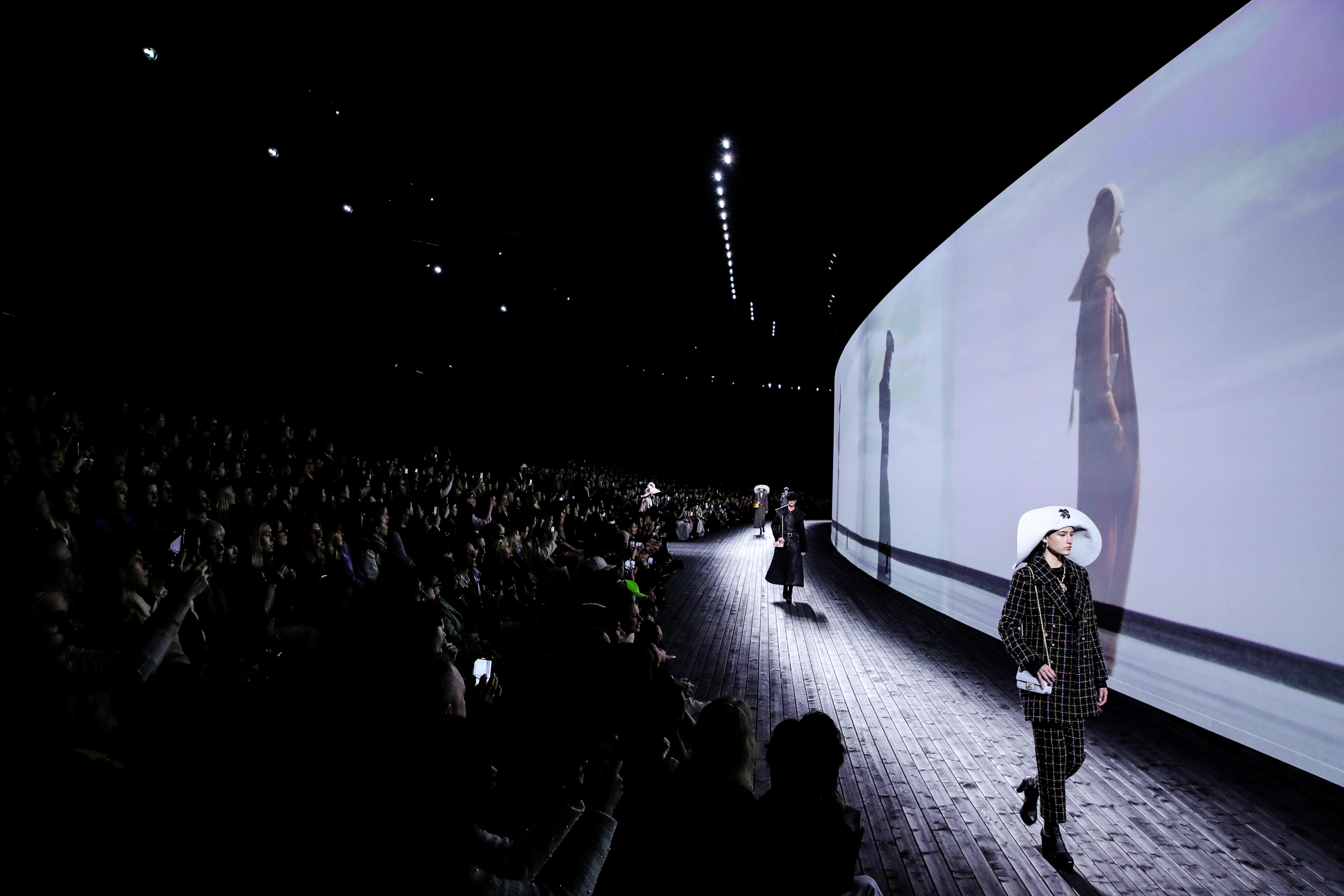 Paris (France), 05/03/2024.- A model presents a creation from the Fall/Winter 2024/2025 Womenswear Collection by Chanel during the Paris Fashion Week, in Paris, France, 05 March 2024. The presentation of the Women's collections runs from 25 February to 5 March 2024. (Moda, Francia) EFE/EPA/TERESA SUAREZ