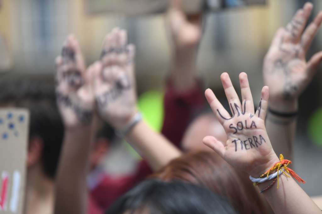 Estudiantes salieron a las calles de la capital, sumándose al movimiento mundial que busca denunciar la inacción de los gobiernos en temas climáticos y solicitando medidas drásticas para reducir la contaminación.