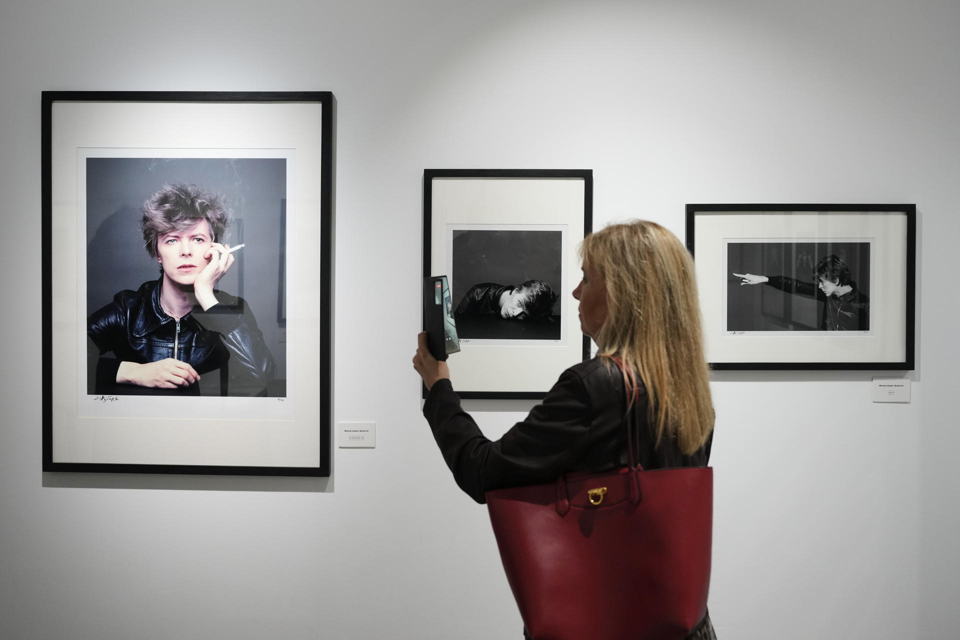 GRAFCAT8561. BARCELONA, 22/05/2025.- La galería Fotonostrum presenta la exposición 'Bowie x Sukita', que incluye 70 fotografías de David Bowie del reconocido fotógrafo japonés Masayoshi Sukita. EFE/Alejandro García