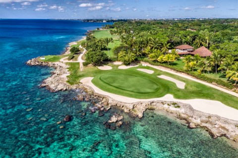 Jugando golf a la orilla del mar