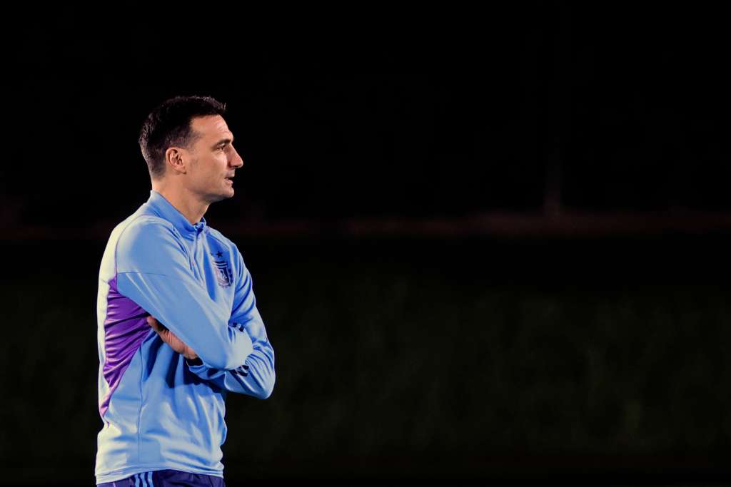 Doha (Qatar), 08/12/2022.- Lionel Scaloni head coach of Argentina attends a training session of the Argentinian national soccer team at Qatar University training site in Doha, Qatar, 08 December 2022. Argentina will face the Netherlands in their FIFA World Cup 2022 quarter final soccer match on 09 December 2022. (Mundial de Fútbol, Países Bajos; Holanda, Catar) EFE/EPA/ALI HAIDER