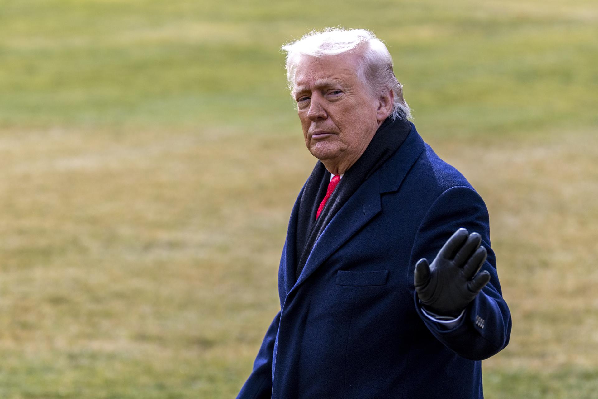 WASHINGTON (United States), 16/01/2026.- US President Donald J. Trump responds to questions from the news media as he walks to board Marine One on the South Lawn of the White House in Washington, DC, USA, 16 January 2026. President Trump is traveling to Florida for the weekend. EFE/EPA/SHAWN THEW