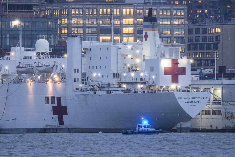 El buque hospital Comfort en Nueva York. / AFP
