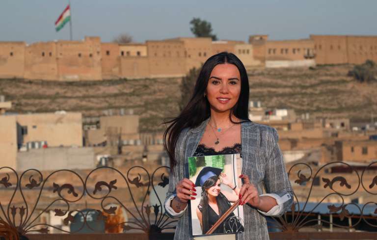 Dima al-Kaed, una periodista siria y refugiada de 29 años, posa para una foto en Arbil, la capital de la región autónoma kurda del norte de Irak, mientras sostiene una foto de ella de 2013 durante su ceremonia de grado de la Universidad de Damasco. Durante la guerra, Kaed perdió a sus padres y su hogar cuando tenía veinte años. Llegó a Arbil a fines de 2020 sin esperanzas de regresar. "Soñé con cambiar el mundo, pero en cambio la guerra cambió el mío", dijo.