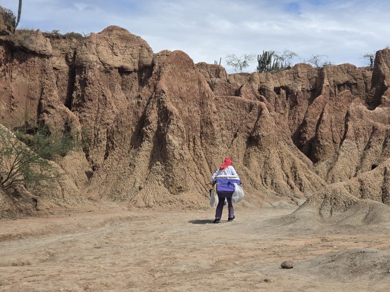 Otro de los grandes protagonistas es el sector de El Cusco, conocido como el Desierto Rojo. Allí encontrará senderos rodeados de laberintos naturales, cárcavas y estoraques de tonos rojizos que forman algunos de los paisajes más fotografiados de Colombia. El recorrido principal es gratuito y puede hacerse en aproximadamente una hora.