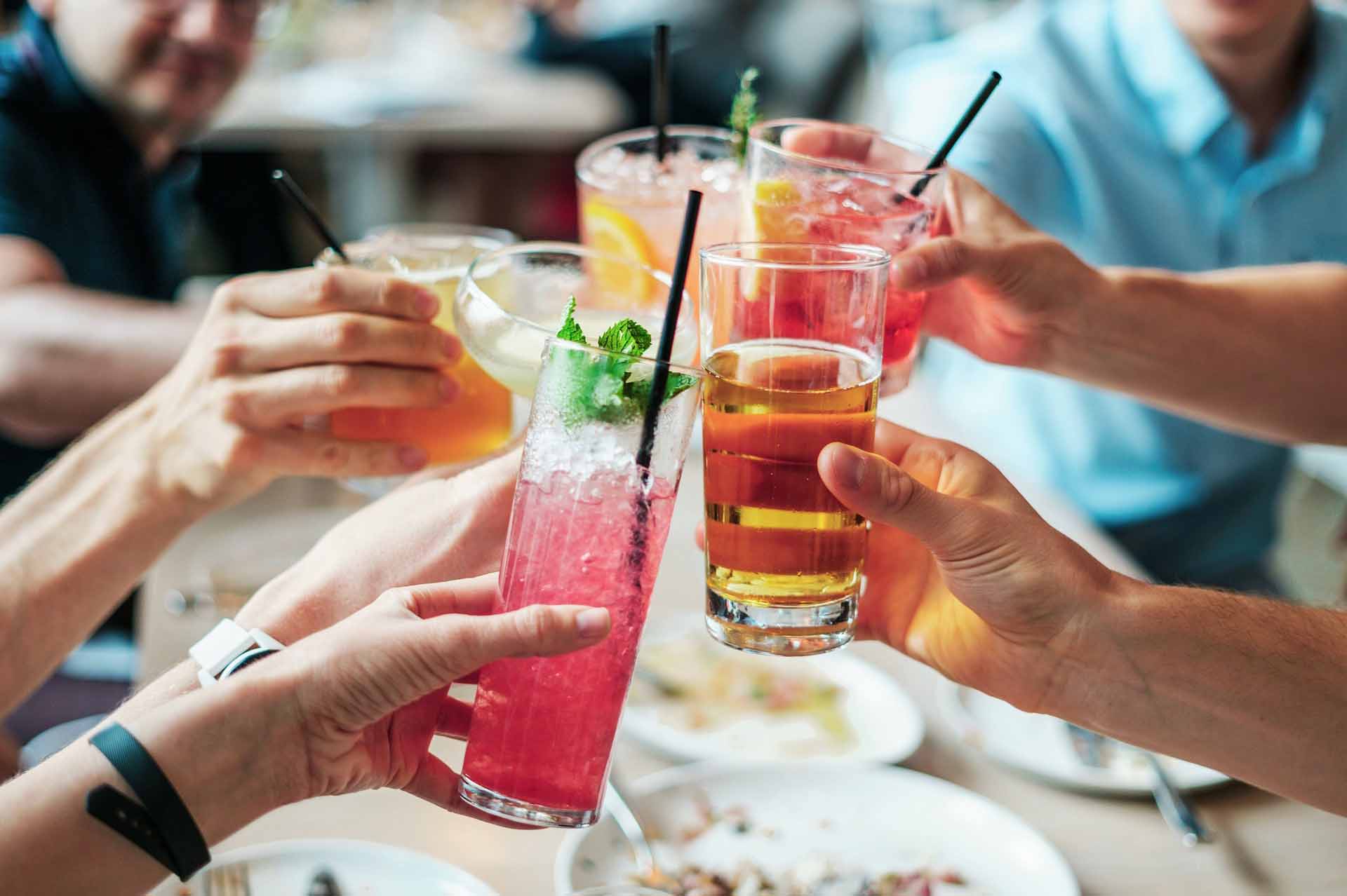 Bebidas, alcohol, beber, disfrutar con amigos. Bebidas alicorantes, consumo.