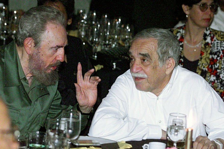 Fidel Castro y Gabriel García Márquez durante uno de sus encuentros en marzo de 2000 en La Habana. / AFP