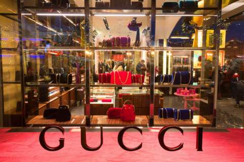 Gucci retira polémico suéter de sus tiendas tras ser acusados de racismo