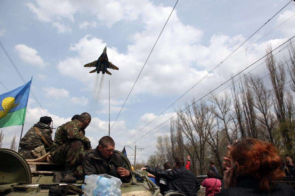 Manifestantes bloquean el avance de tropas de Ucrania en la ciudad de Kramatorsk, en el este del país. /AFP