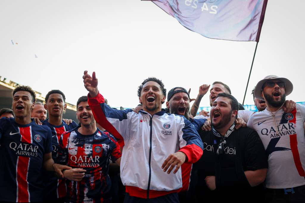 Paris (France), 05/04/2025.- Paris Saint-Germain's Brazilian defender Marquinhos (C) and Paris Saint-Germain's French midfielder Desire Doue (L) celebrate with supporters on the pitch after winning the match and the League 1 championship title after the French Ligue 1 match between Paris Saint-Germain and Angers SCO in Paris, France, 05 April 2025. (Francia) EFE/EPA/FRANCK FIFE / POOL