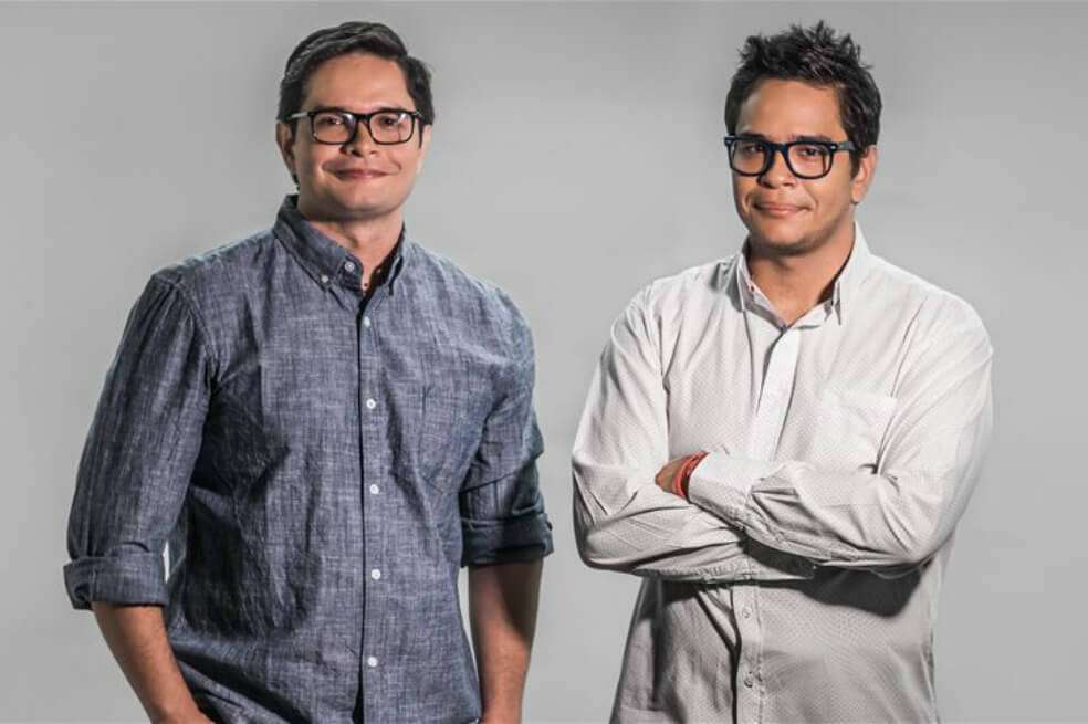 Fotografía de Rodolfo Jr. (izq.) y Gianni Aicardi (der.) miembros de la banda 'Los Hermanos Aicardi', que conmemora y preserva el legado musical de Rodolfo Aicardi, su padre y quien fue el afamado cantante de cumbias en agrupaciones como Los Hispanos.