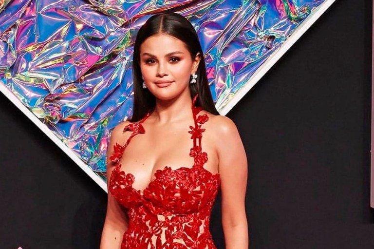 Selena Gomez muestra cuáles son los zapatos perfectos para usar en Navidad