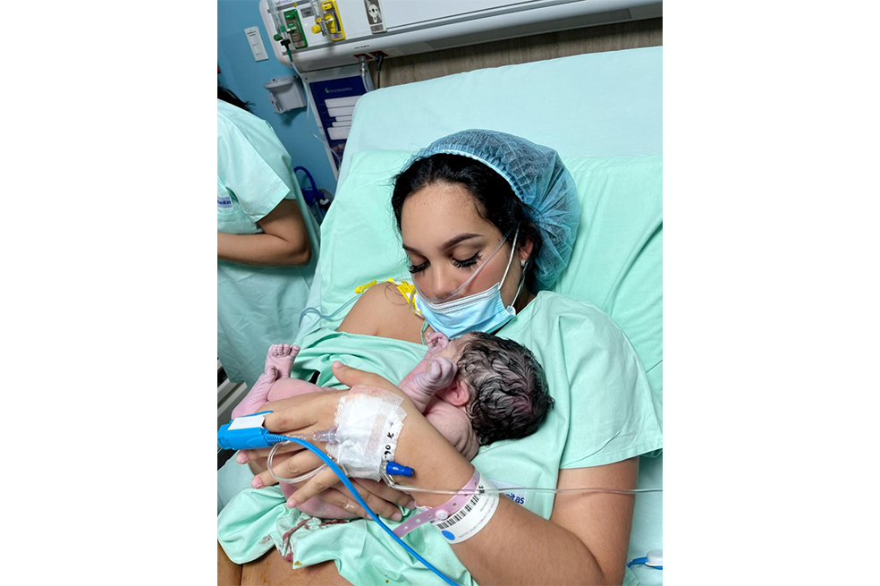 Andrea Valdiri con su hija Adhara recién nacida.