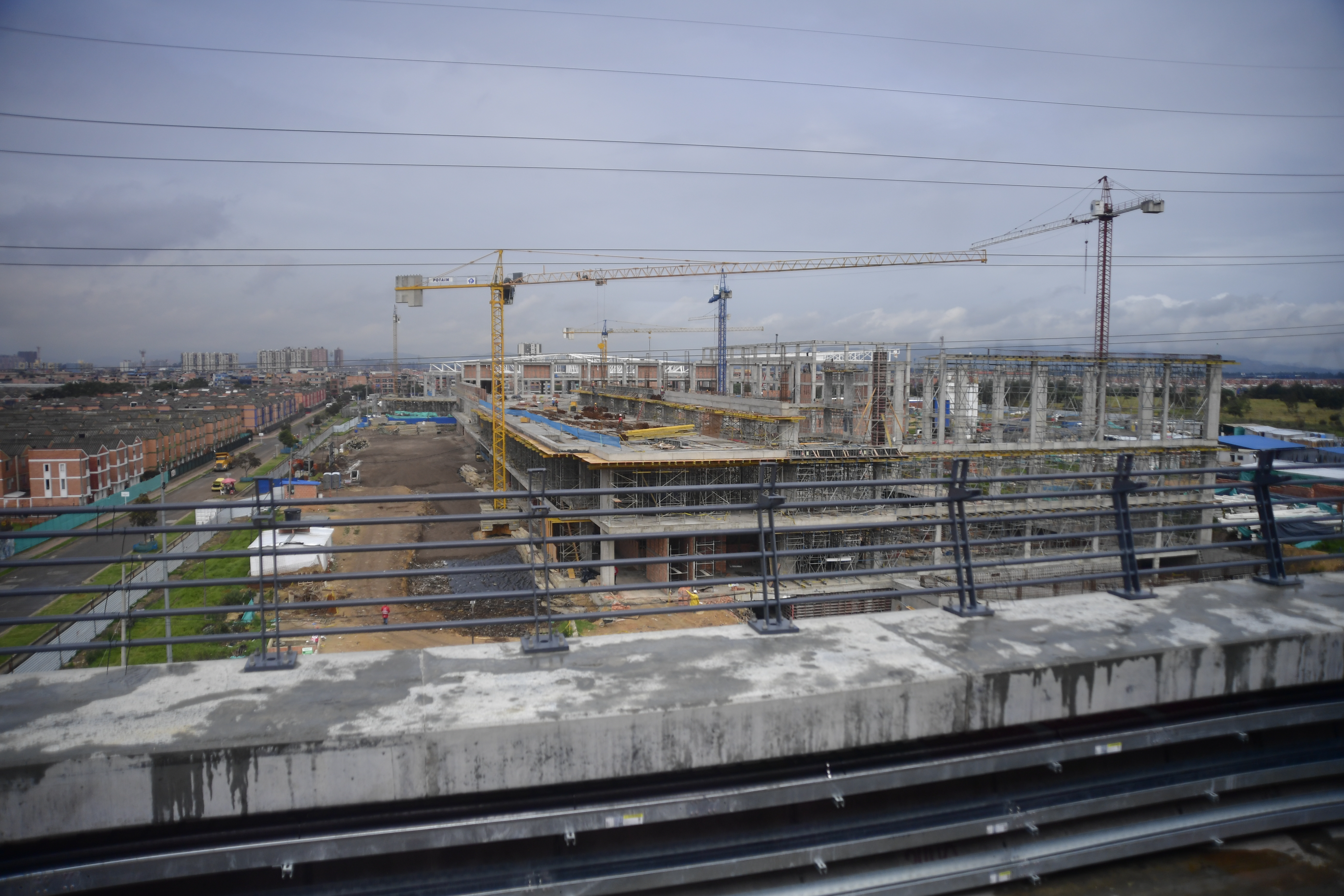 Primeros recorridos autónomos y energizados de los trenes de la Línea 1 del Metro de Bogotá sobre el viaducto entre la estación uno (Gibraltar) y a estación dos al sur de la ciudad. El recorrido contó con pasajeros invitados y asistentes que observaban el movimiento de los vagones sobre los rieles.