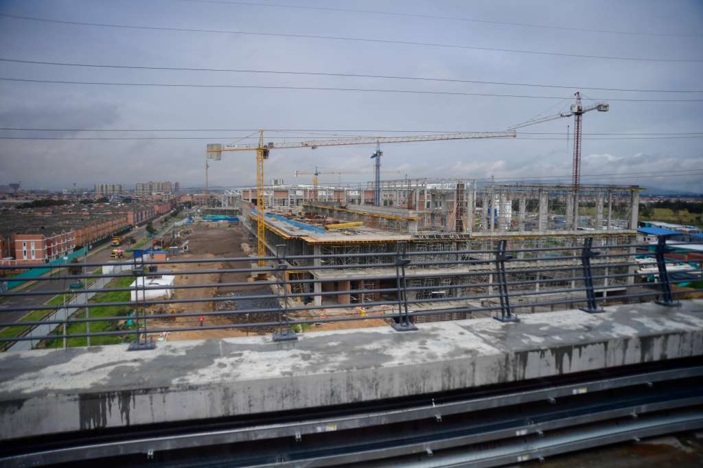 Primeros recorridos autónomos y energizados de los trenes de la Línea 1 del Metro de Bogotá sobre el viaducto entre la estación uno (Gibraltar) y a estación dos al sur de la ciudad. El recorrido contó con pasajeros invitados y asistentes que observaban el movimiento de los vagones sobre los rieles.