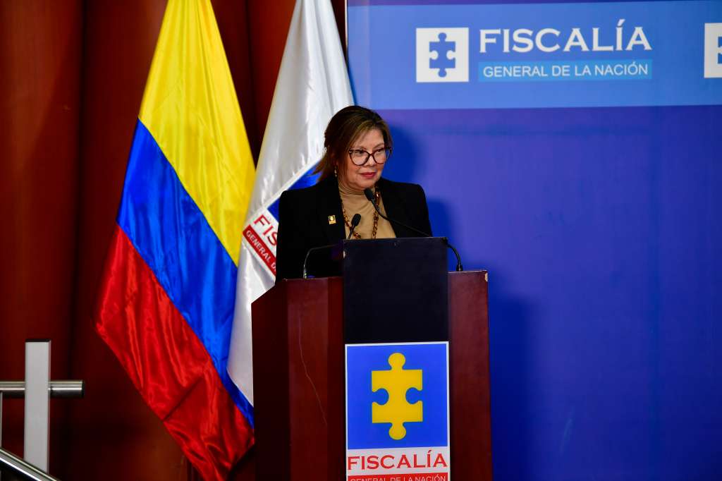 Fiscal General de la Nación durante el acto de perdón a Gustavo Sastoque Alfonso, víctima de montaje judicial por el asesinato de Hernando Pizarro