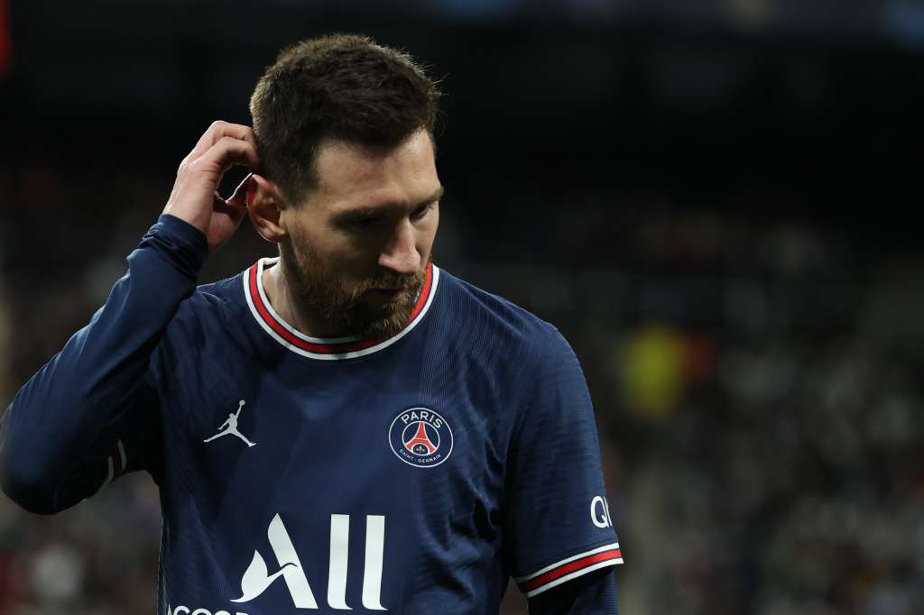 MADRID, 09/03/2022.- El delantero argentino del PSG, Lionel Messi, durante el encuentro correspondiente a la vuelta de los octavos de final de la Liga de Campeones que han disputado hoy miércoles frente al Real Madrid en el estadio Santiago Bernabéu, en Madrid. EFE / Kiko Huesca.