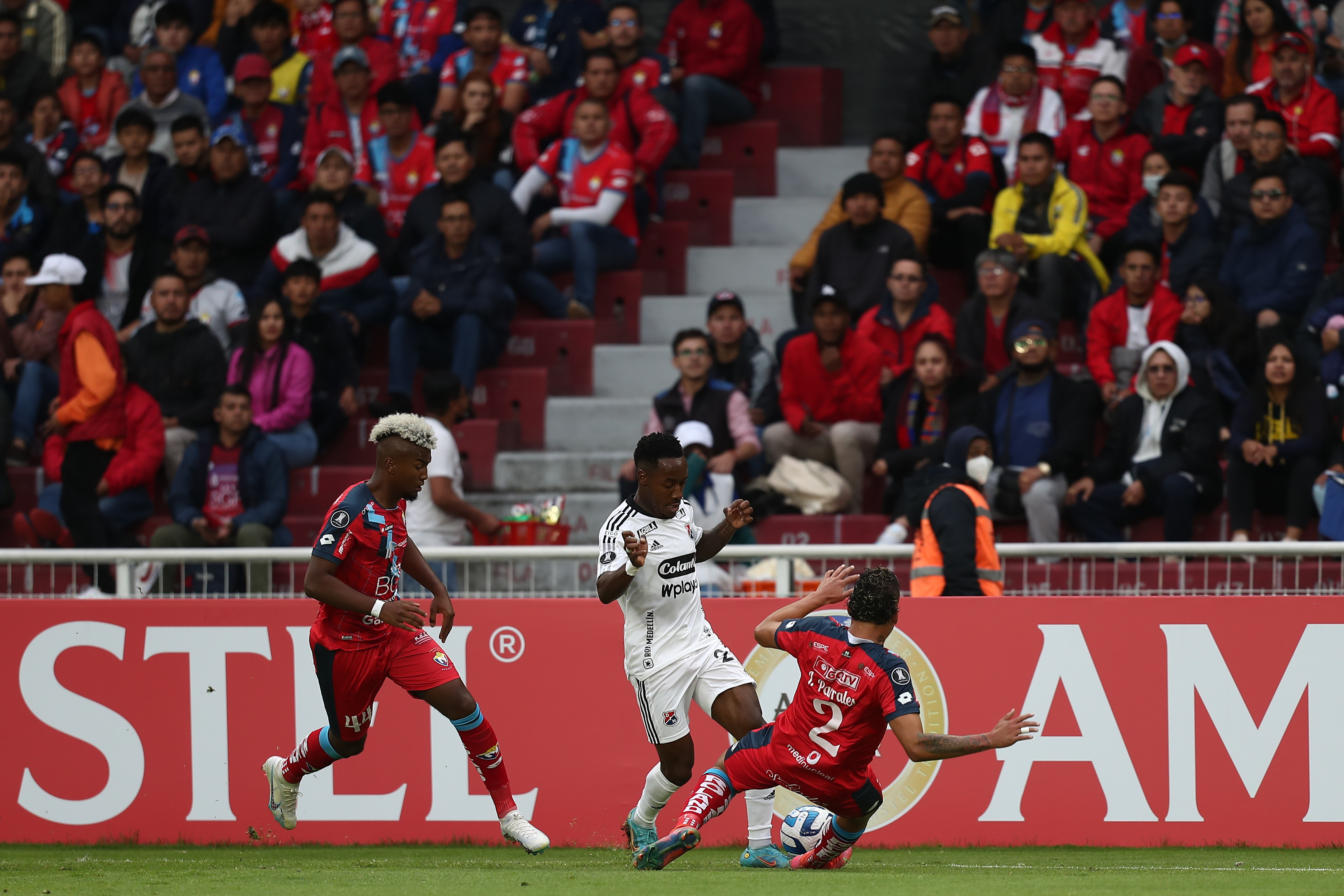 AMDEP1749. QUITO (ECUADOR), 22/02/2023.- Jerry Parrales (d) de El Nacional disputa un balón con Ever Valencia (c) de Independiente Medellín hoy, en un partido de la Copa Libertadores entre El Nacional - Deportivo Independiente Medellín (DIM) en el estadio Rodrigo Paz Delgado en Quito (Ecuador). EFE/ José Jácome