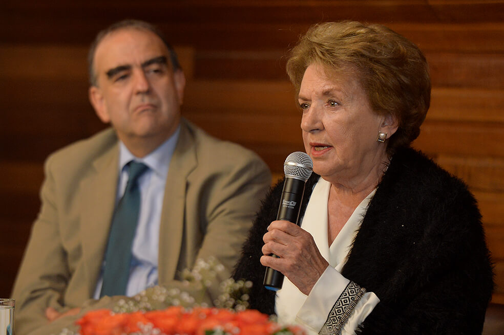 Fidel Cano Correa, director de El Espectador, junto a Ana María Busquets de Cano, viuda del director del diario, Guillermo Cano. / Diego Cuevas