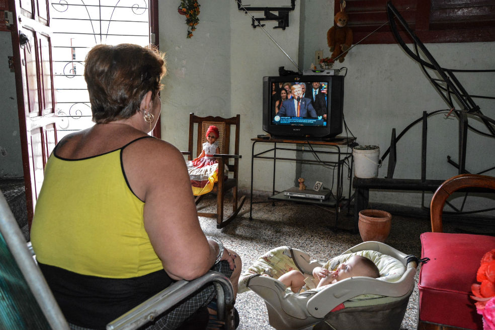 Una cubana ve por televisión un discurso de Trump sobre Cuba. / AFP