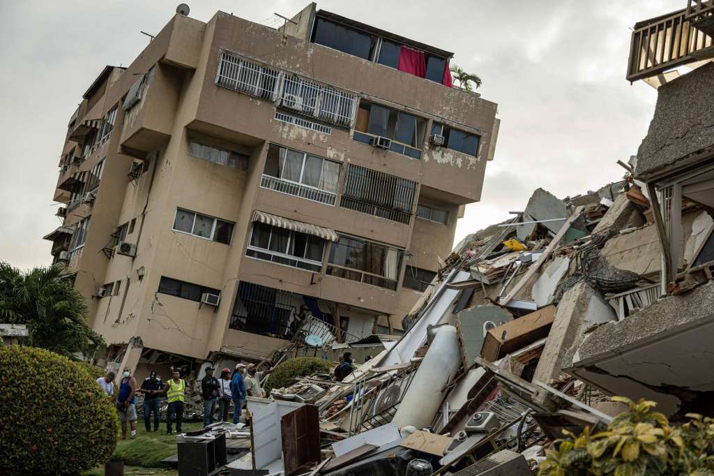 AME5338. LA GUAIRA (VENEZUELA), 27/06/2026.- Rescatistas participan en labores de búsqueda en un edificio afectado por un terremoto, este sábado en La Guaira (Venezuela). EFE/ Henry Chirinos
