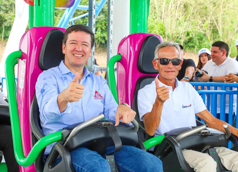 "Nos llena de orgullo ser los primeros en Colombia en ofrecer una montaña rusa invertida. Este es un hito en la historia del Parque y reafirma nuestro compromiso con la innovación y la creación de experiencias que no solo resalten la belleza de nuestra región, sino que también ofrezcan momentos de diversión, emoción para todos nuestros visitantes y desarrollo para nuestra región y el país", asegura Pedro Nel Salazar Hoyos, gerente general del Parque del Café.