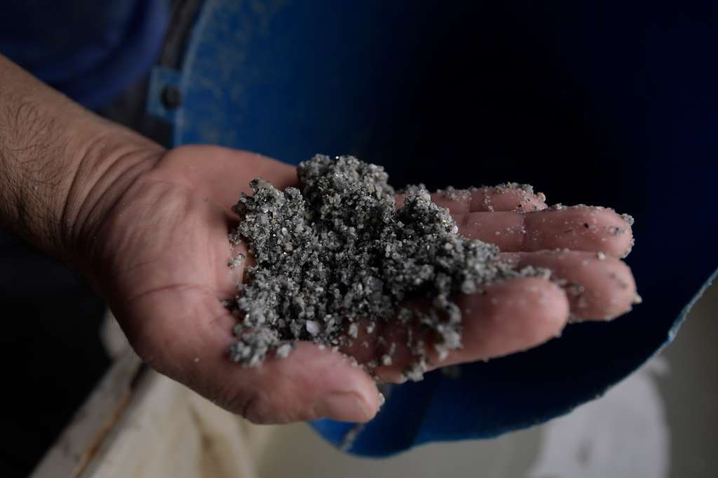 Diferentes aspectos de esta mina ubicada en Segovia, Antioquia: Mineros, explotación de materiales, maquinaria, cascos para minería.