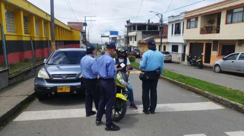 Capturaron en Caldas a un agente de tránsito por pedir $400.000 a un motociclista