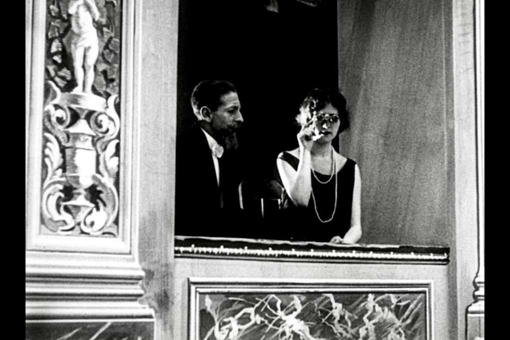 Fotograma de "Aura o las violetas", cortometraje silente basado en la novela de José María Vargas Vila. Fue dirigido por Pedro Moreno Garzón y Vincenzo Di Doménico y estrenado en 1924.
