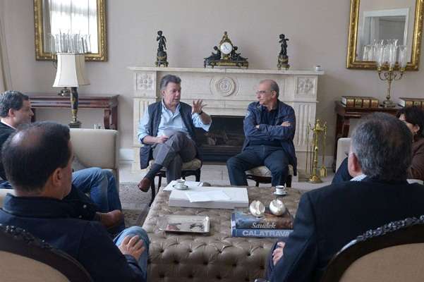 El presidente Juan Manuel Santos con los miembros de la mesa de diálogos con las Farc en su reunión esta tarde en la Casa de Nariño