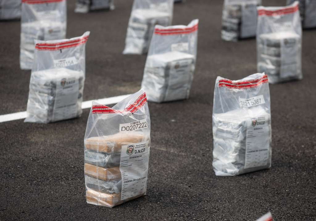 STO01.- SANTO DOMINGO (REPÚBLICA DOMINICANA), 29/09/2024.- Fotografía de algunas bolsas que hacen parte de un cargamento de 1.378 paquetes de cocaína incautados en un contenedor en el Puerto Multimodal Caucedo, cargado de cacao orgánico con destino a Bélgica, hoy en Santo Domingo (República Dominicana). República Dominicana dio a conocer este domingo que decomisó poco más de 1.3 toneladas de cocaína ocultas en un contenedor cargado de cacao orgánico con destino a Bélgica. EFE/Orlando Barría