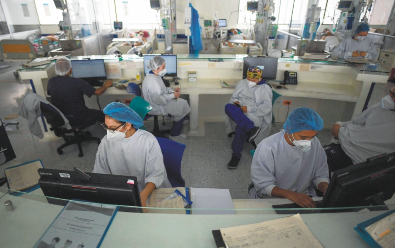 Uno de los temores era que, ante un cambio profundo, las EPS abandonaran el barco y dejaran a millones de personas sin atención médica. El proyecto indica que estas entidades no podrán hacer eso. / AFP / Raúl ARBOLEDA