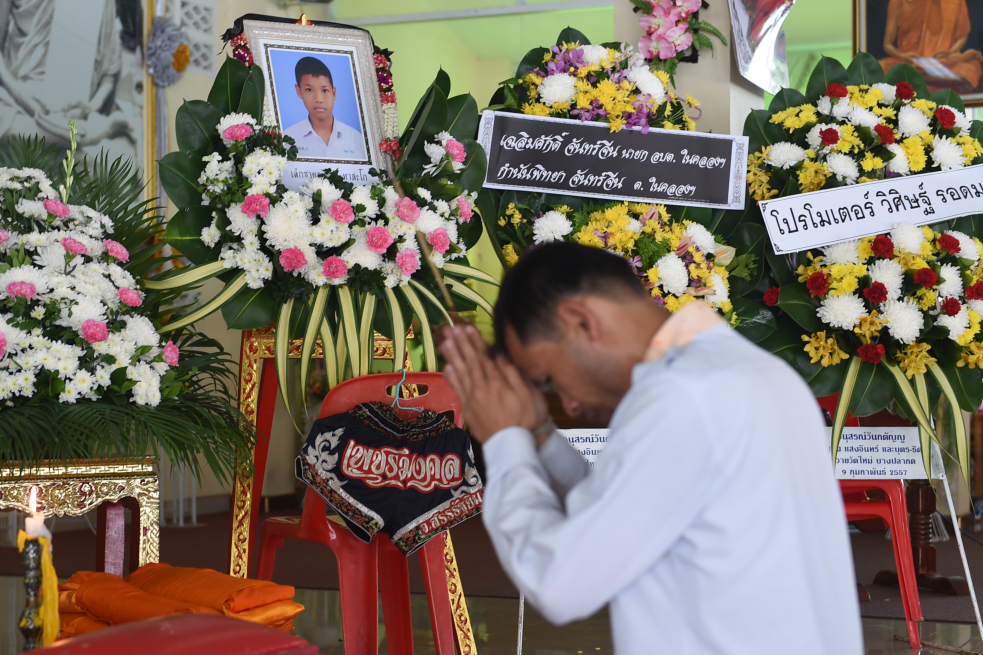 Segundo día del funeral de Anucha Tasako, de 13 años, quien murió en una pelea benéfica. / AFP