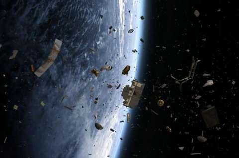Científicos piden retirar la basura espacial cuanto antes