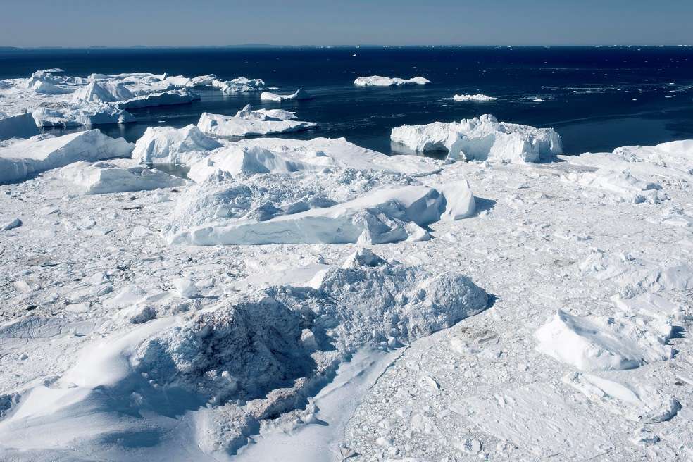Ilulissat icefjord, fiordo helado al oeste de Groenlandia declaradoPatrimonio de la Humanidad porla Unesco en 2004. / Foto: EFELa isla también es rica en recursos naturales como gas, oro, diamante, uranio, zinc, plomo y petróleo, cuyas reservas, se especula, podrían equivaler a la mitad de las de Arabia Saudita. Pero no es lo único. Los ojos de Trump en ese pedazo de hielo revelan el interés estratégico y las luchas de poder por el Ártico, motivo de disputa con sus eternos rivales: China (que ya tiene en Groenlandia una licencia para una mina de tierras raras) y Rusia.