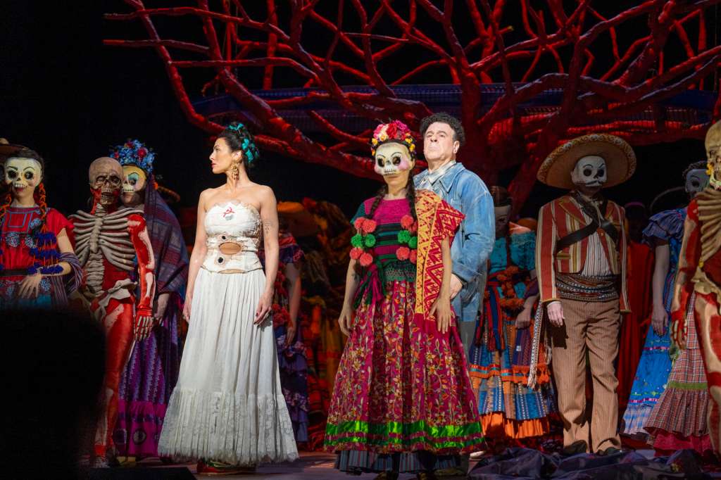 AME9912. NUEVA YORK (ESTADOS UNIDOS), 10/05/2026.- Artistas participan en el ensayo de la ópera el 'Ultimo Sueño de Frida y Diego' este miércoles, en el Metropolitan Opera, en Nueva York (Estados Unidos). La mexicana Frida Kahlo regresa a la vida en la nueva producción de la Metropolitan Opera de Nueva York, 'El Último Sueño de Frida y Diego', que evoca el lado poético y frágil de la artista e imagina su relación con el también pintor Diego Rivera. EFE/ Ángel Colmenares