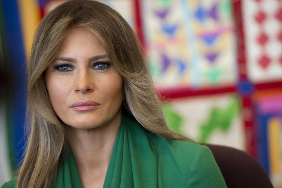 La esposa del presidente estadounidense, Melania Trump antes de salir hacia Texas. / AFP
