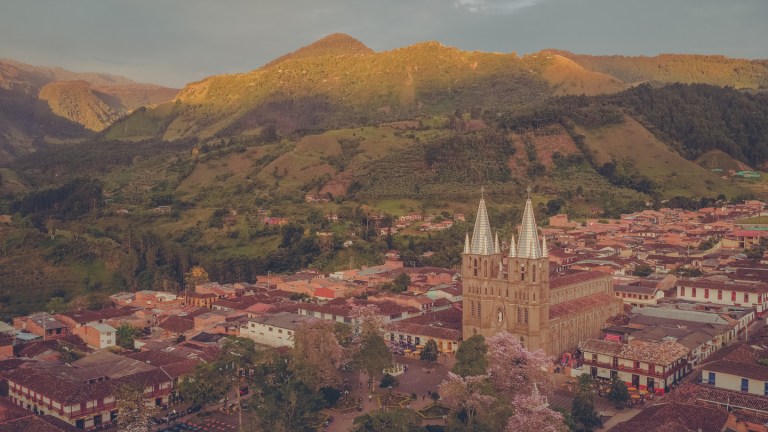 "El pueblo más bonito de Antioquia" está ubicado en la microcuenca del río Claro, con vista hacia los Farallones de Citará. El Jardín es reconocido por sus calles coloniales y viviendas con fachadas decoradas con flores. El Parque El Libertador es el sitio principal de reunión de los habitantes.
