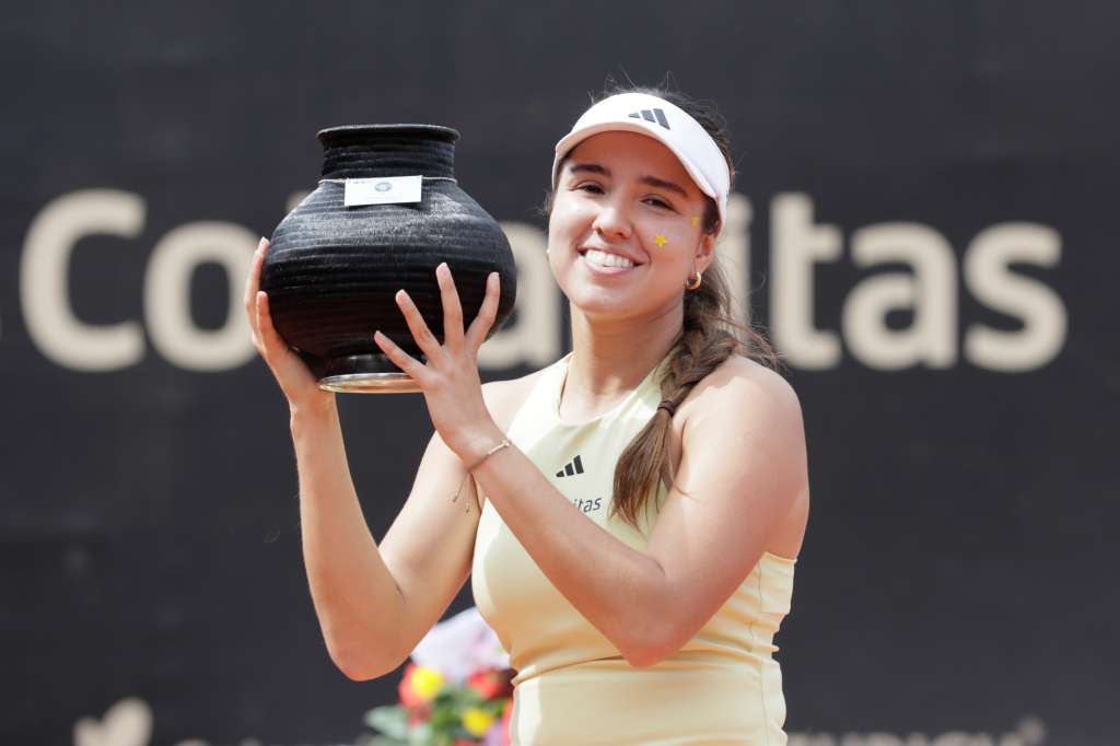 FOTODELDÍA AME6308. BOGOTÁ (COLOMBIA), 06/04/2025.- La tenista colombiana María Camila Osorio sostiene el trofeo de campeona tras vencer a la polaca Katarzyna Kawa este domingo, durante el juego por la final del Torneo Copa Colsanitas WTA de Bogotá (Colombia). EFE/ Carlos Ortega