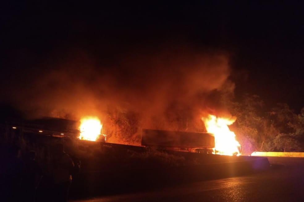 Así quedó registrado el incendio de las tractomulas. / Cortesía